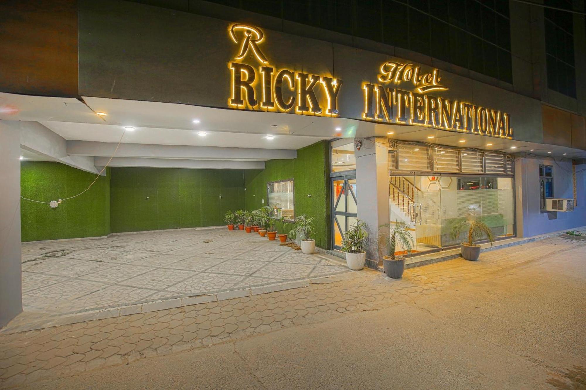 Hotel Ricky By Sahibs Group Амритсар Екстериор снимка